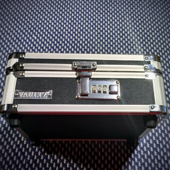 Vaultz 10"x8"x4" Locking Cash Box - Picture 4 of 6